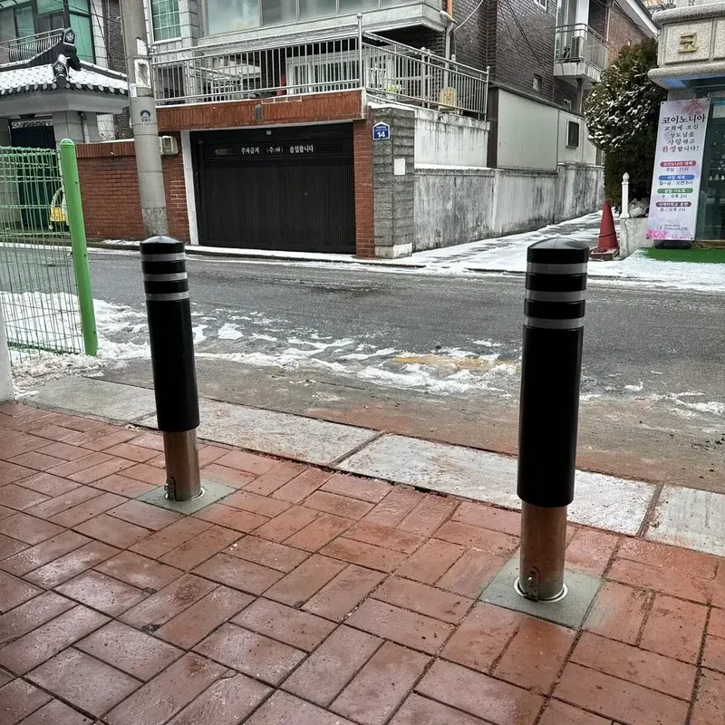 차량 진입 방지시설 인도 진입부 볼라드 설치 시공 후 올곧 시공 사례