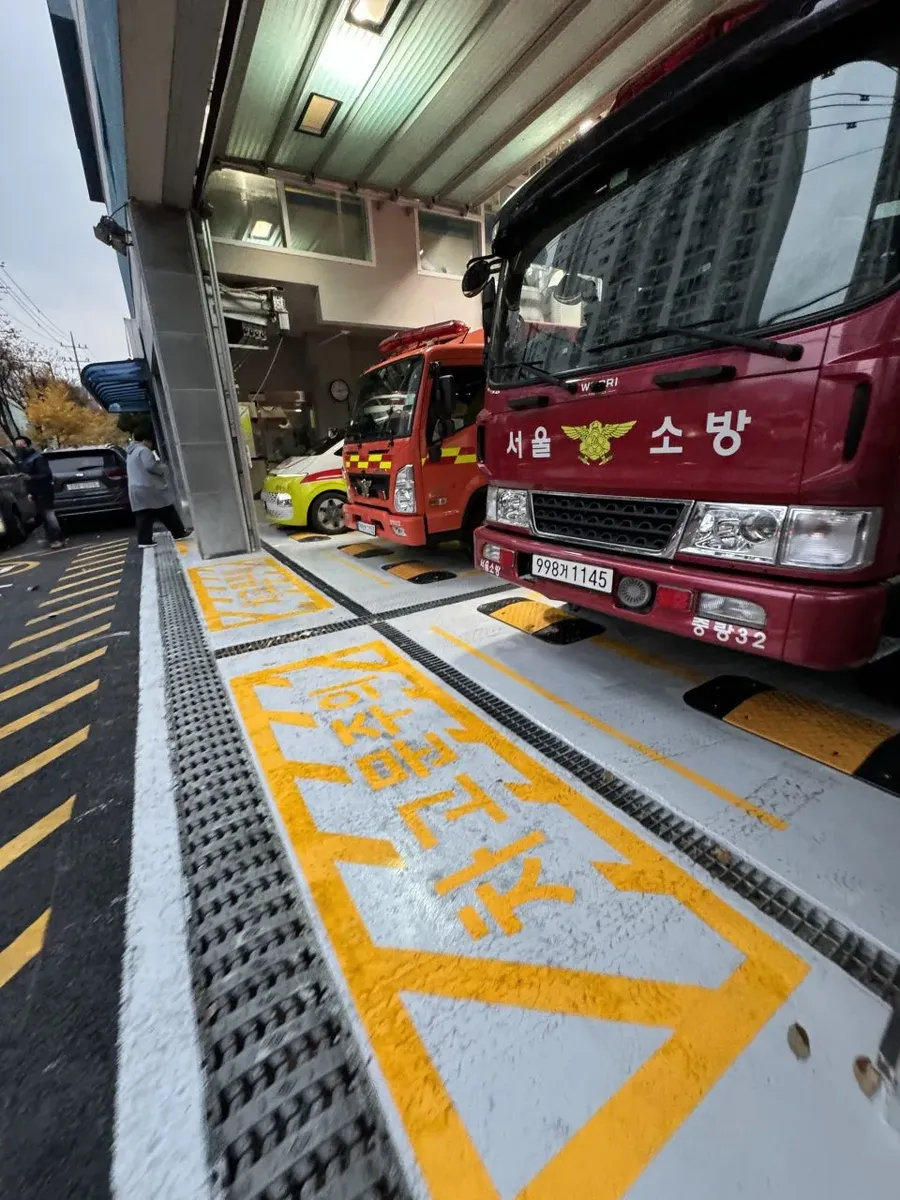 고무 소재 과속방지턱 설치 모습 올곧 시공 사례